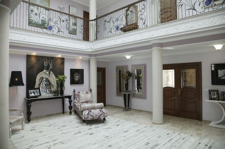 Hall a dos alturas en residencia particular.