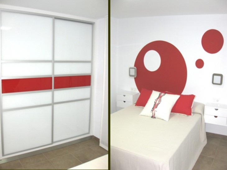 Habitación principal con armario integrado en la decoración del ambiente.